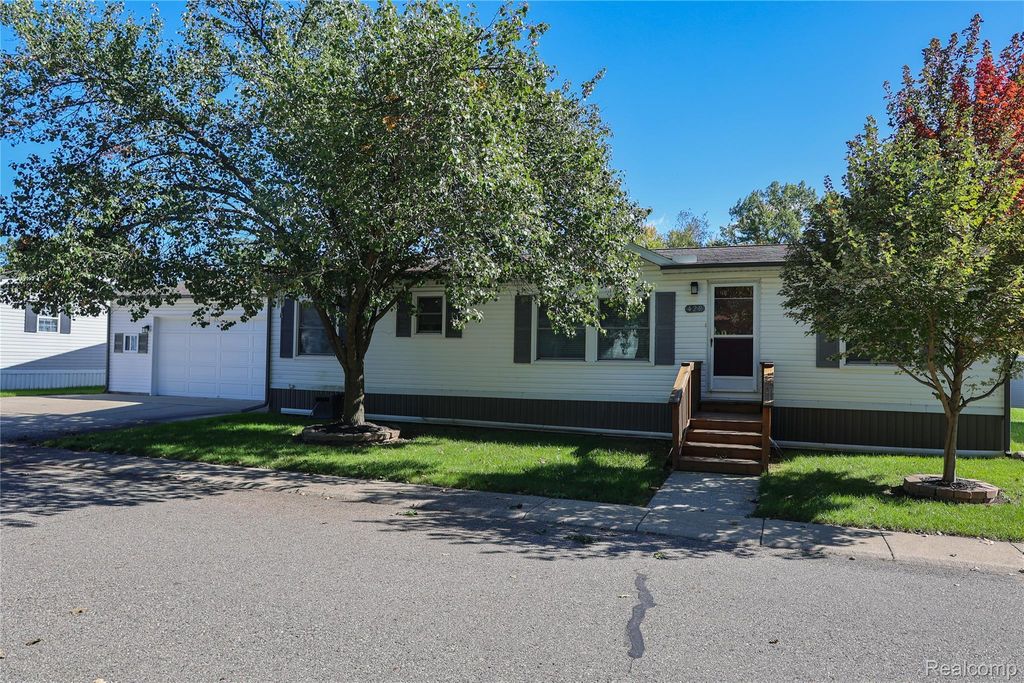 429 Crimson King Circle, Clarkston