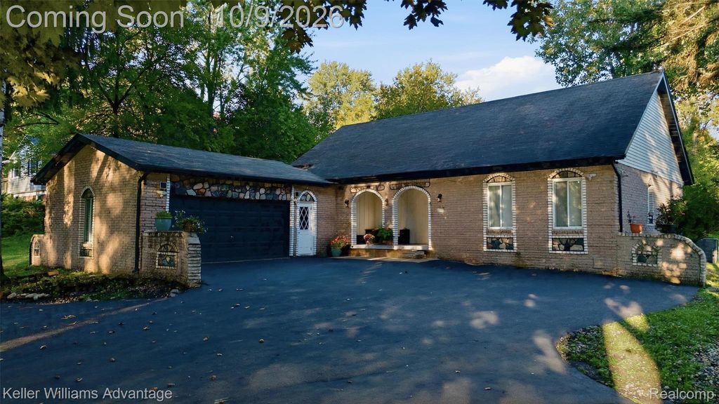 5355 W Doherty Drive, West Bloomfield