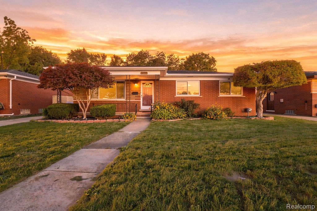 28359 Los Olas Drive, Warren