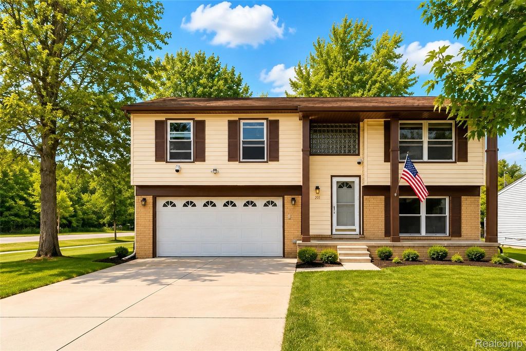 201 Charterhouse Drive, Canton