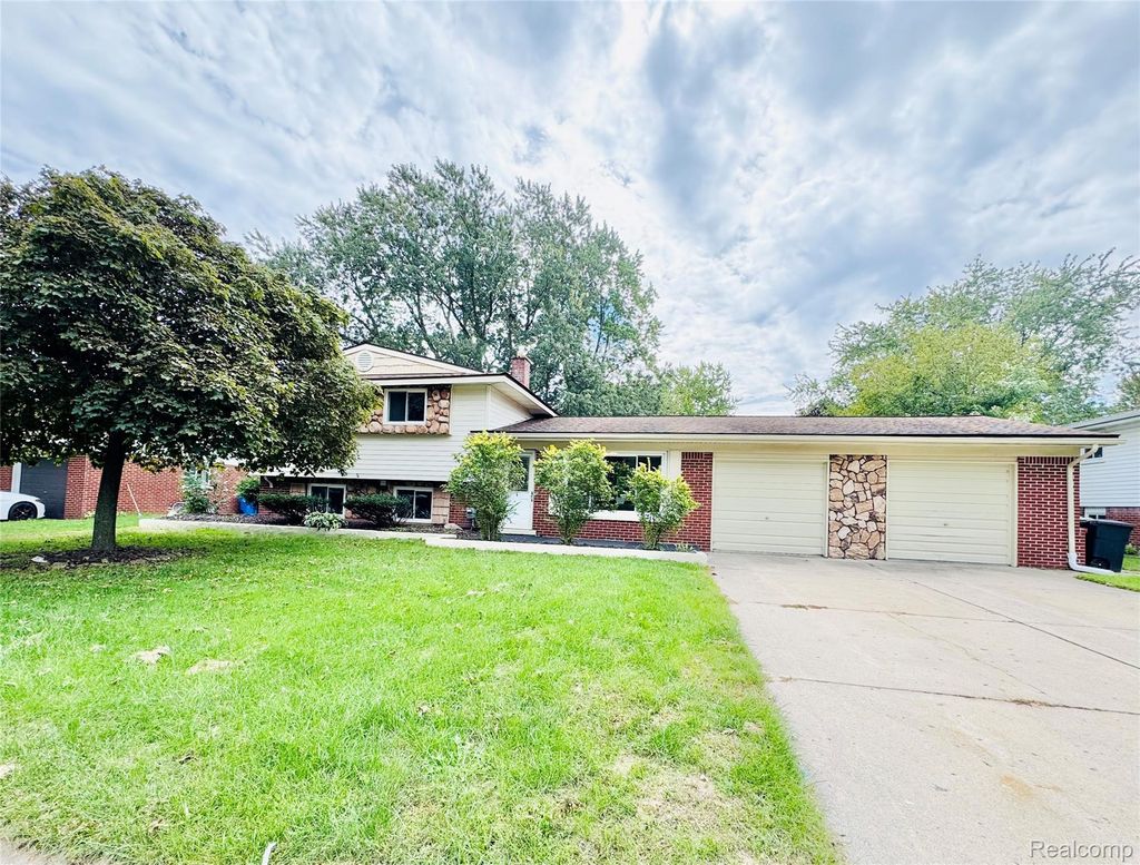 5779 Strathdon Way, Waterford charter township