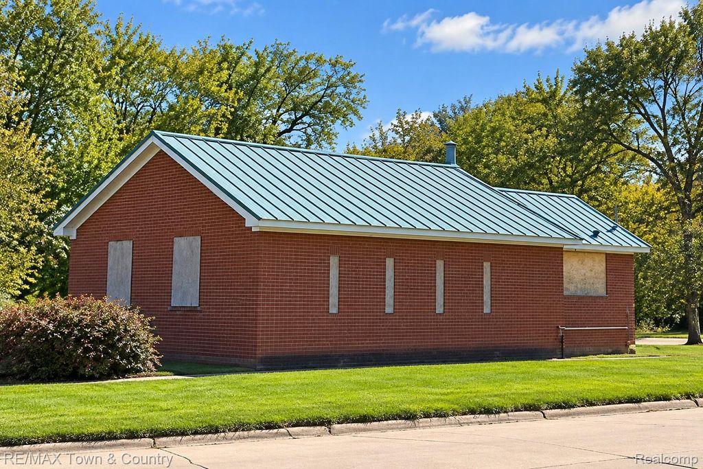 5078 M L King Avenue, Flint