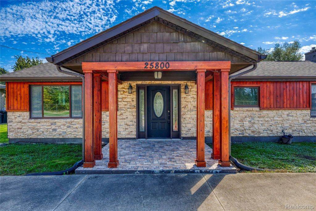 25800 N North River Road, Harrison Township