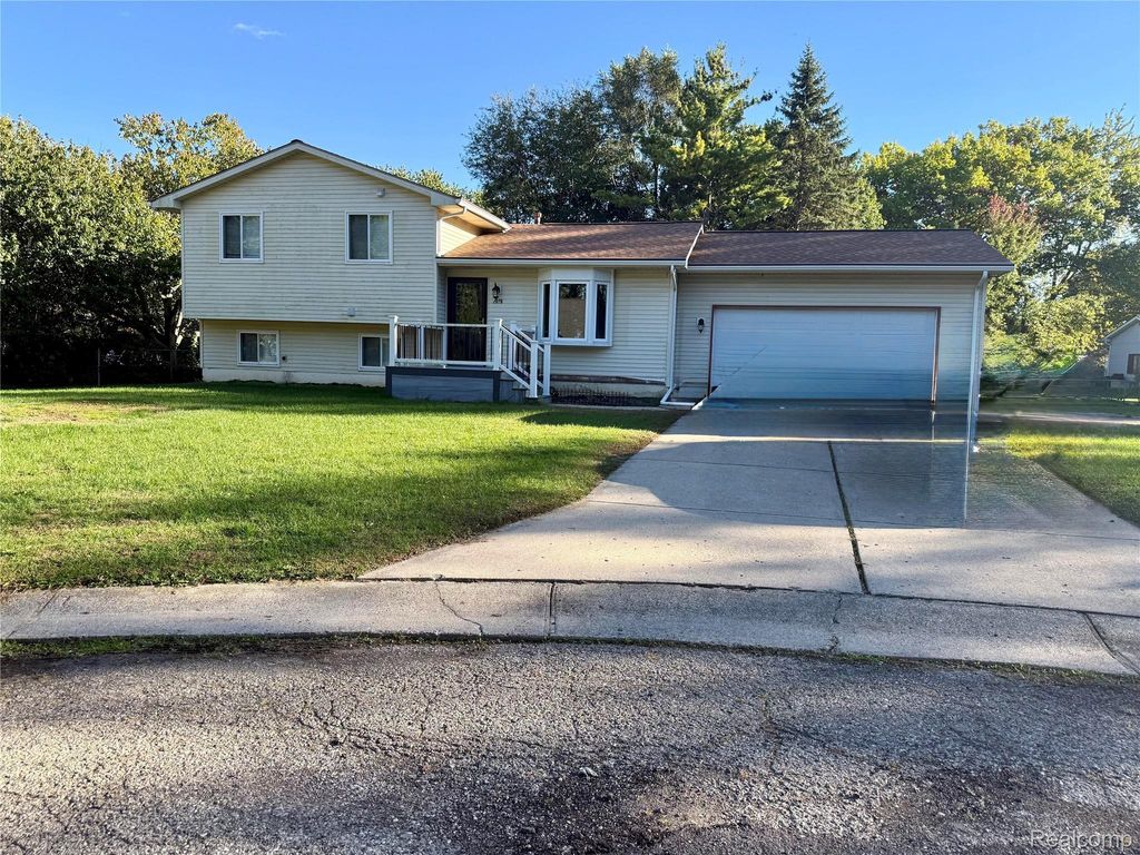 2028 Pauls Way, Commerce charter township