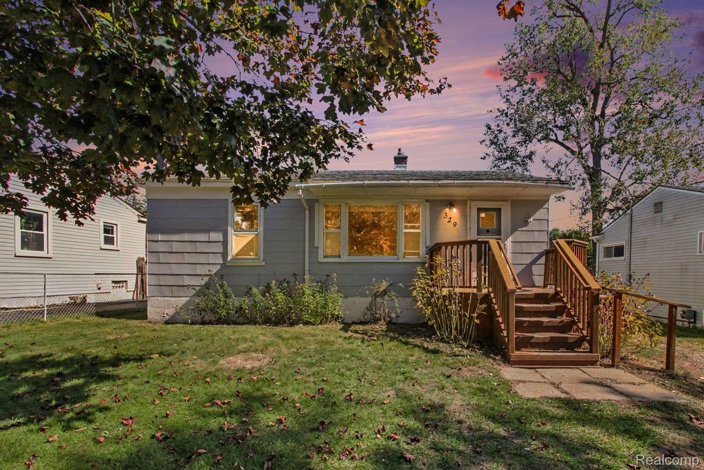 329 Clayburn Boulevard, Waterford charter township