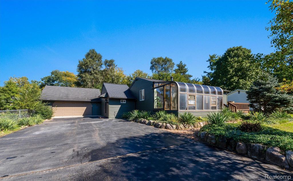 9376 Brucedale Drive, Clarkston