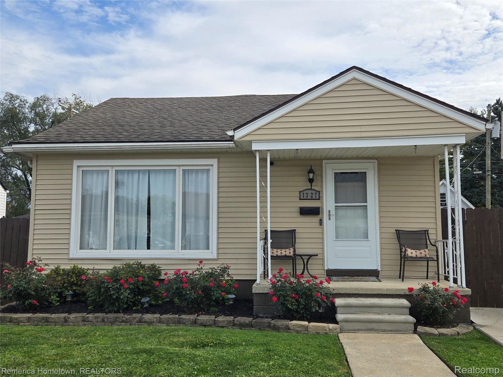 1327 Austin Avenue, Lincoln Park