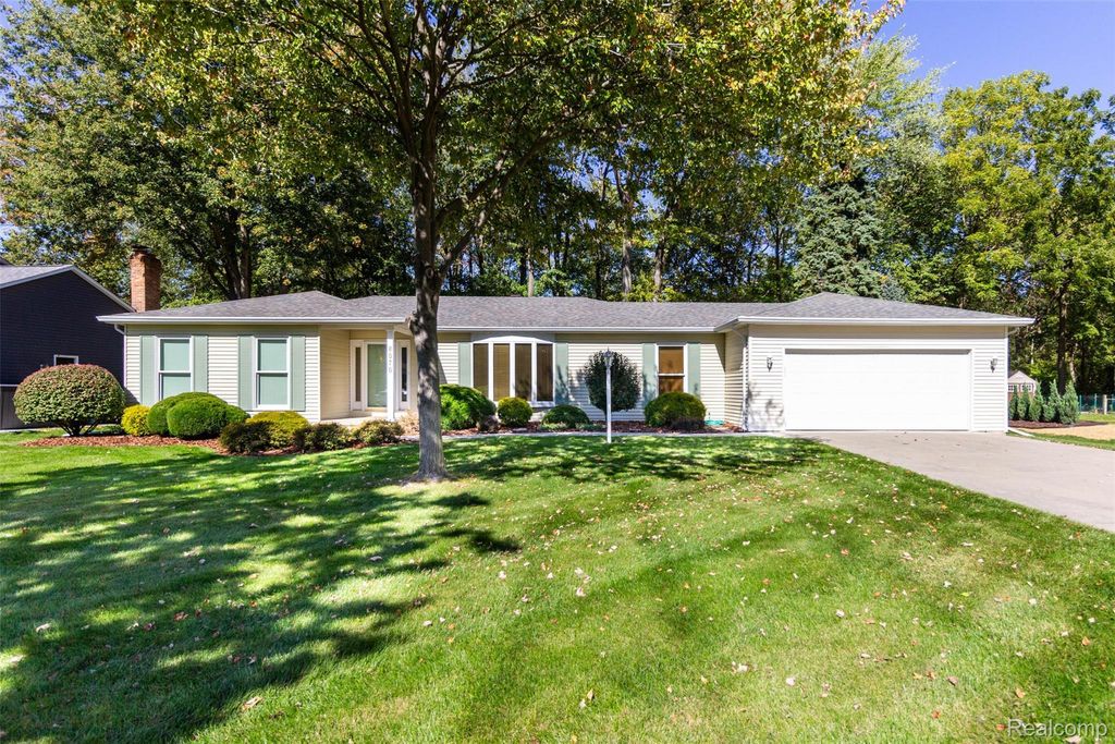 8070 Gandy Court, Grosse Ile