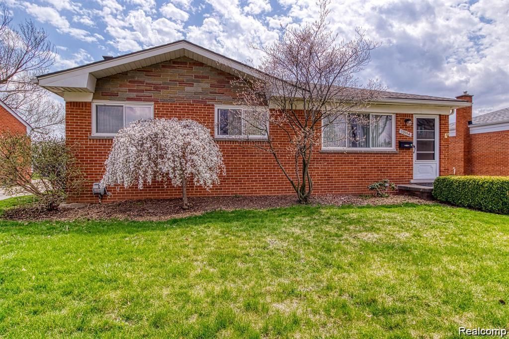13194 Burgundy Avenue, Warren