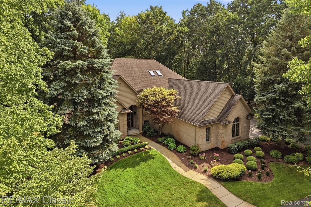 6015 Lynne Hollow Drive, Commerce charter township