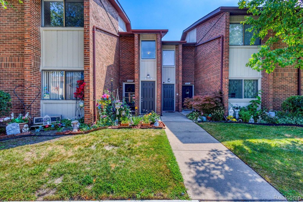 33799 Pondview Circle 47, Livonia