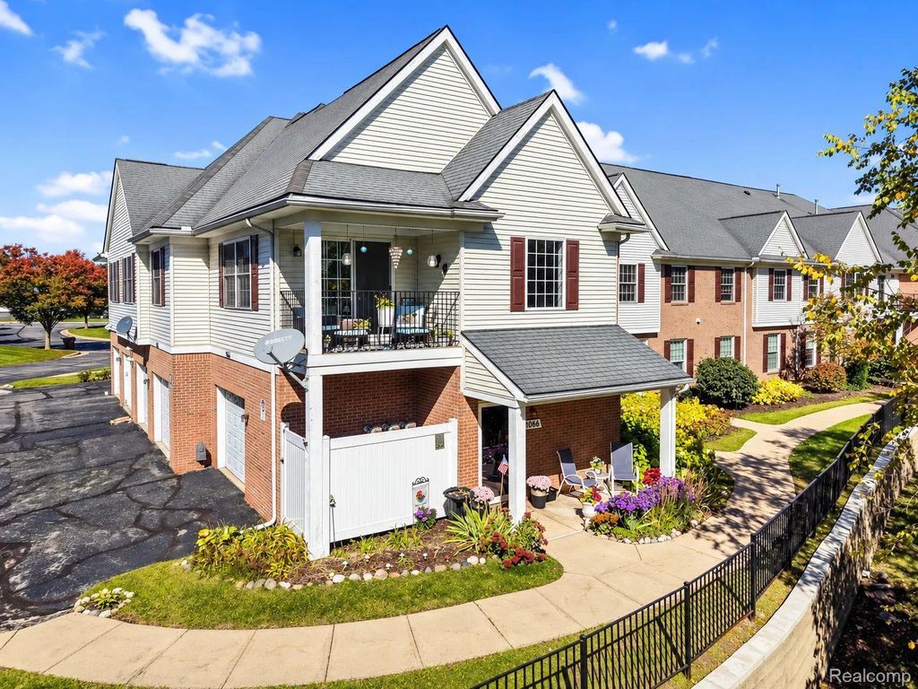1066 Shiawassee Circle, Howell township