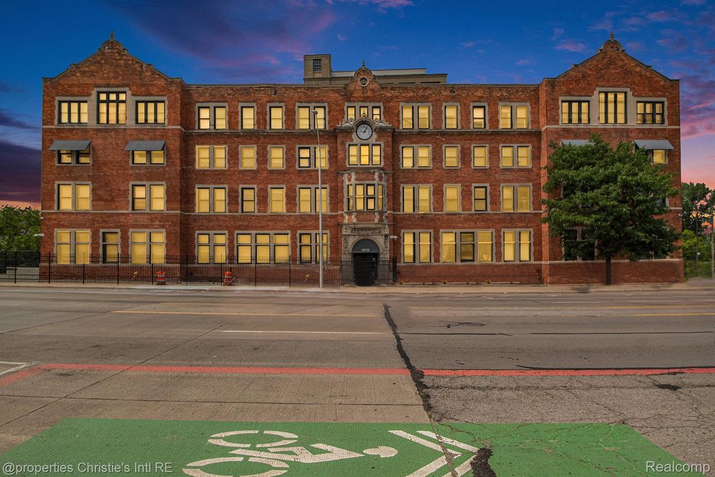 6533 E Jefferson 427, Detroit