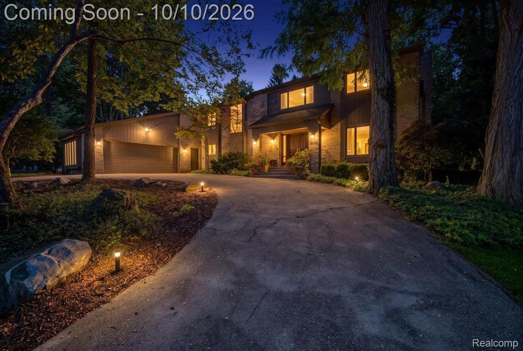 2041 Bloomfield Woods Court, West Bloomfield