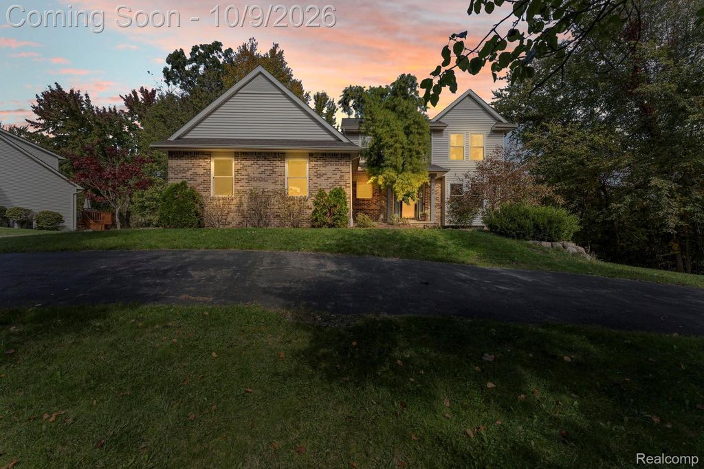 1761 Spruce Dr, Commerce charter township