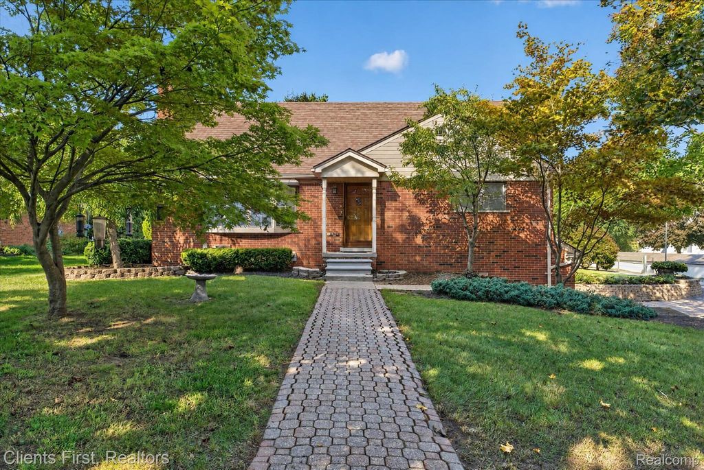 38360 Ann Arbor Trl, Livonia