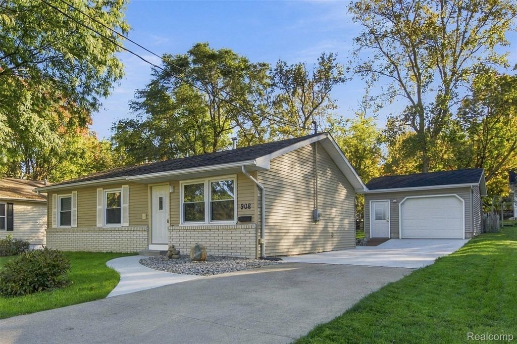 908 N East St, Fenton city