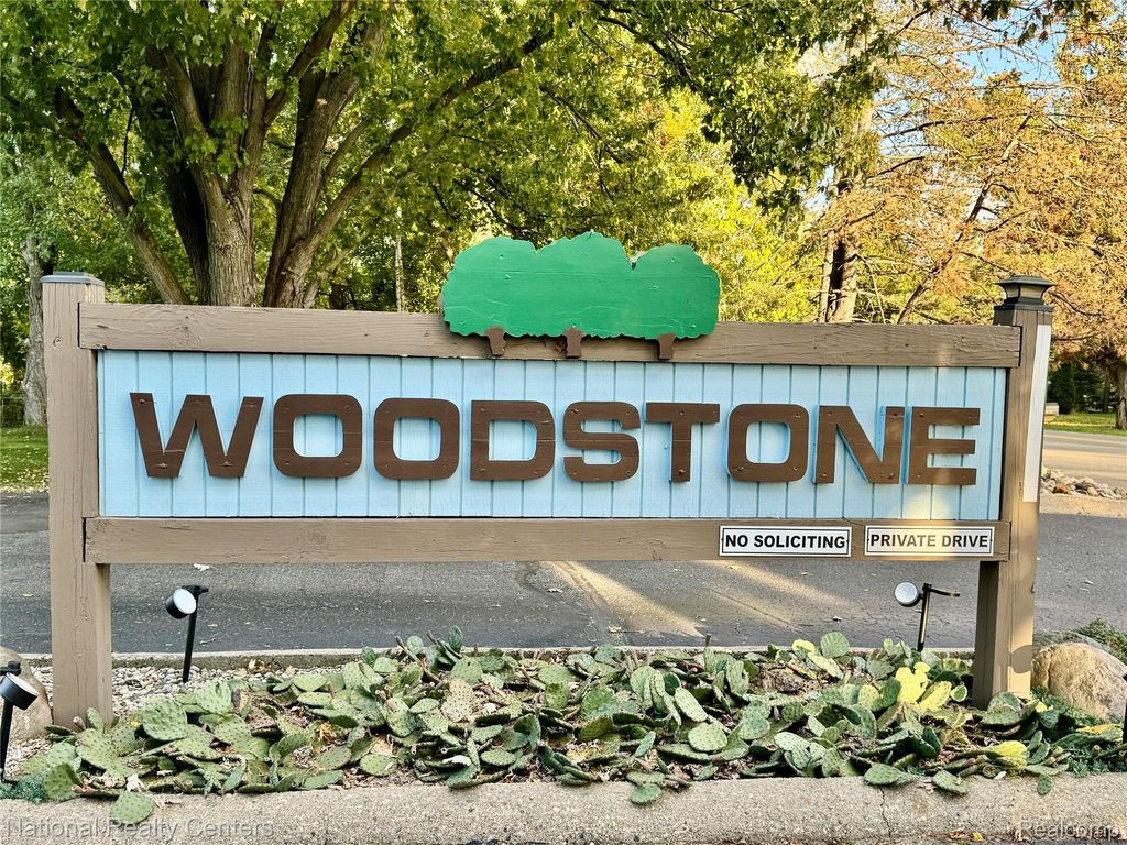 190 Woodstone Rd, Waterford charter township