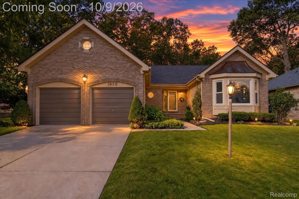 1676 Treeside Dr, Rochester Hills