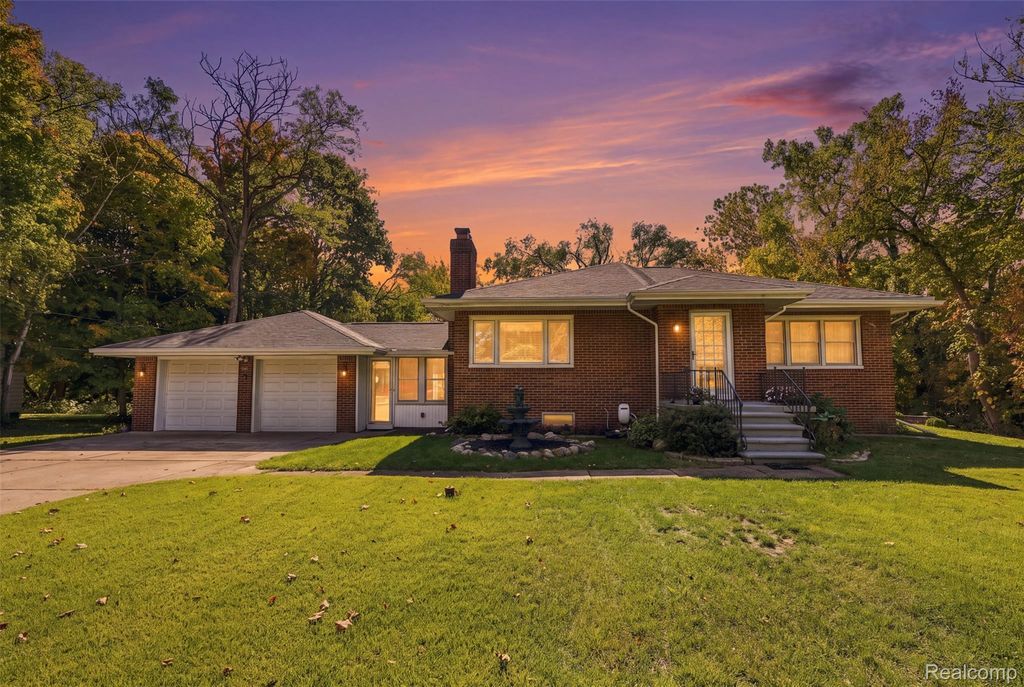 804 E Avon Rd, Rochester Hills