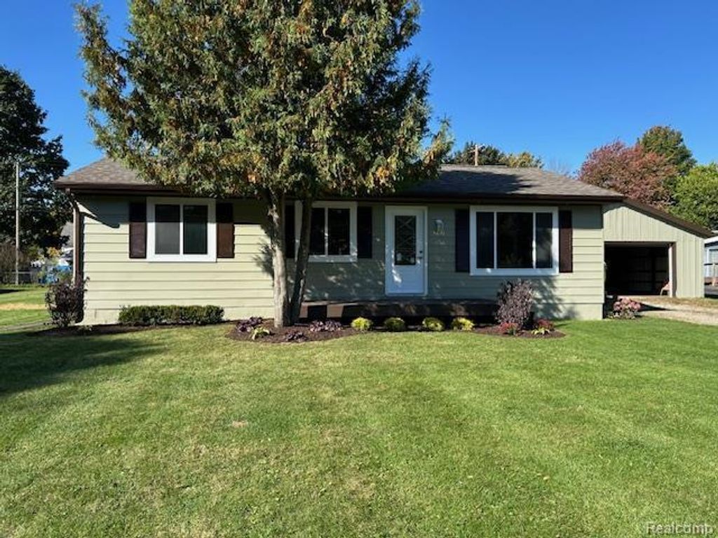 6130 3rd St, Mayville