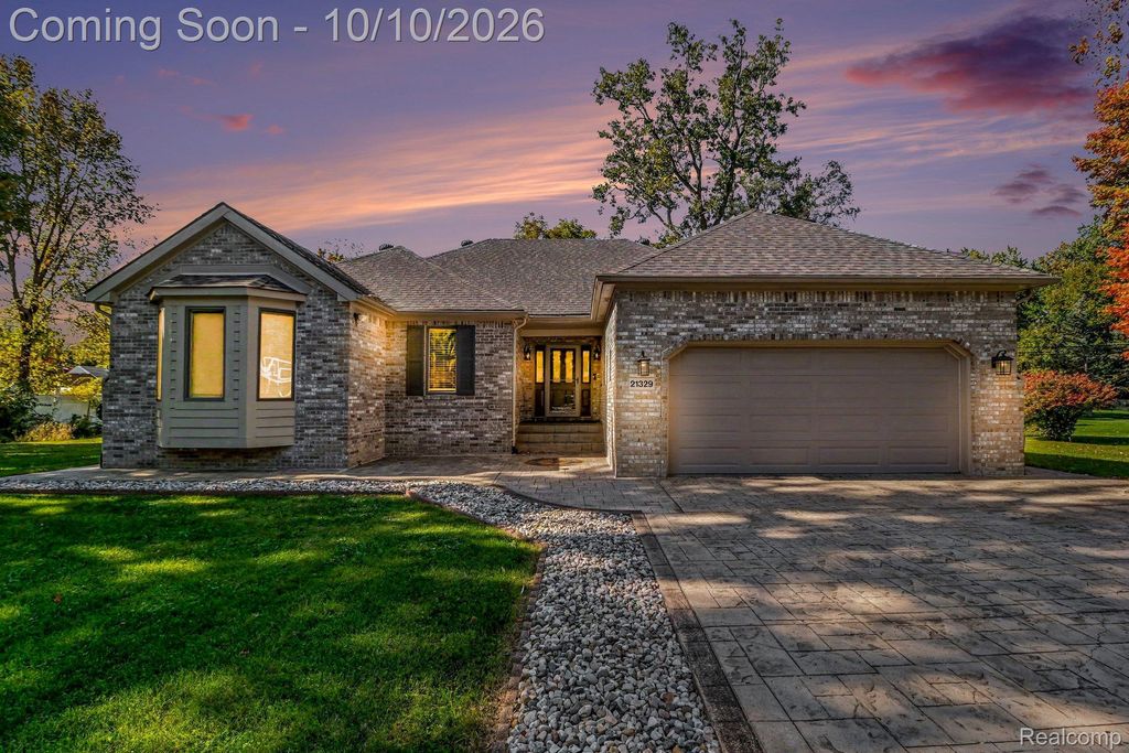 21329 Robinson St, Farmington Hills