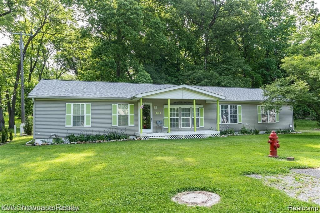 464 Sparks Ln, Walled Lake