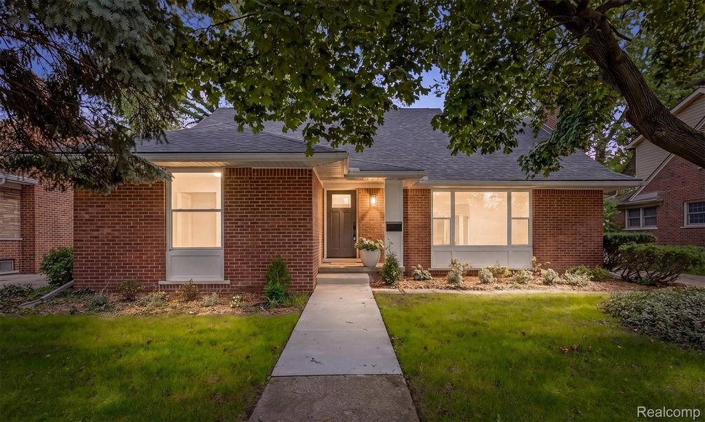 19984 Fairway Dr, Grosse Pointe Woods