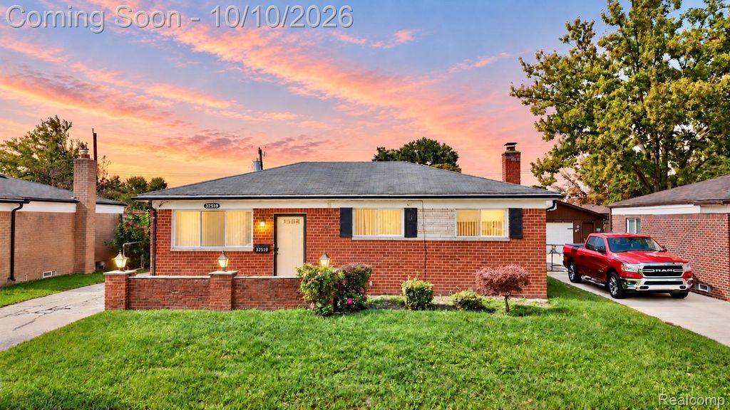 32519 Revere Dr, Warren
