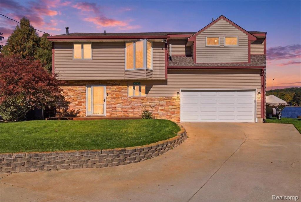 2245 Wiggen Ln, White Lake