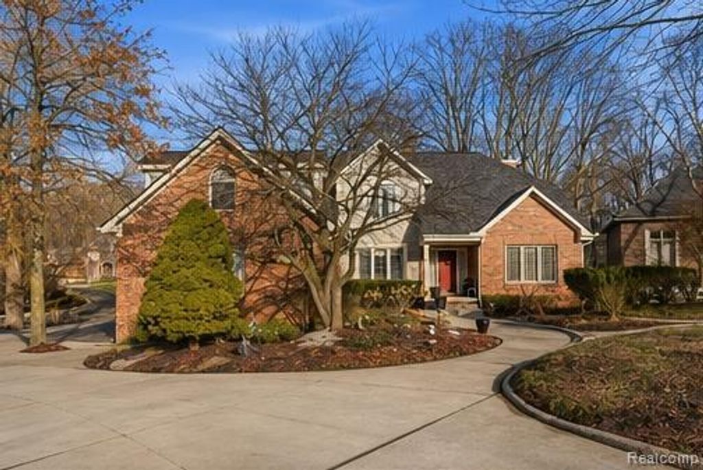 28690 Wintergreen Ct, Farmington Hills