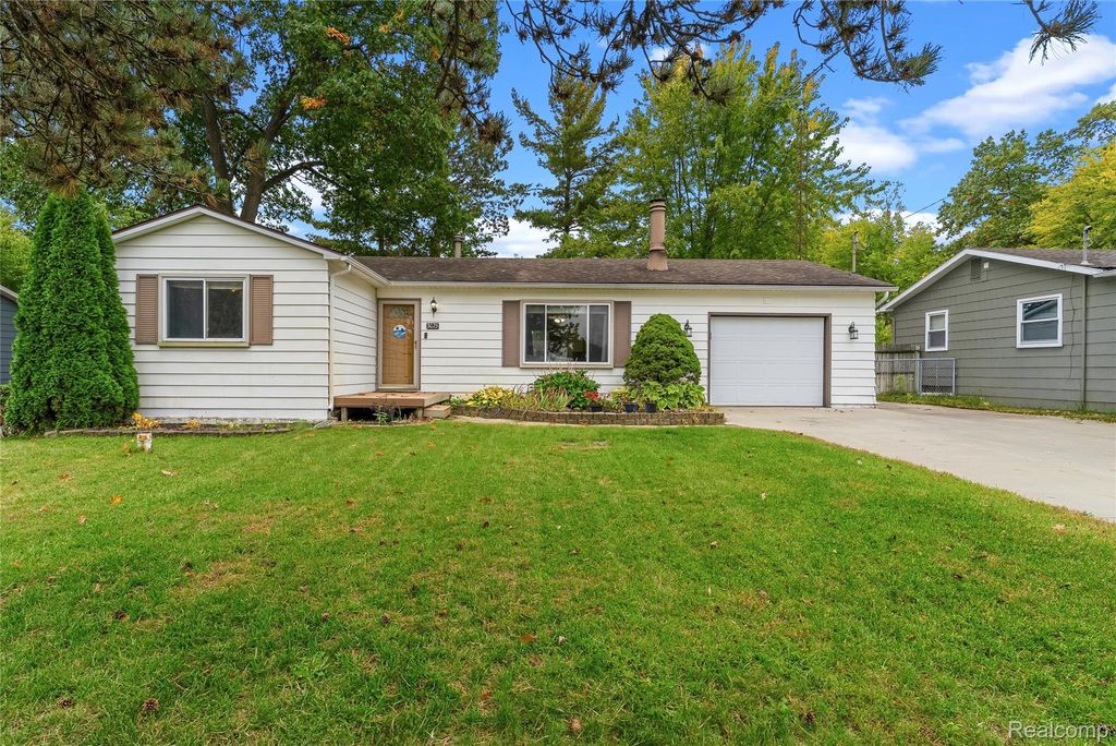 3075 Torrey Beach Dr, Fenton charter township