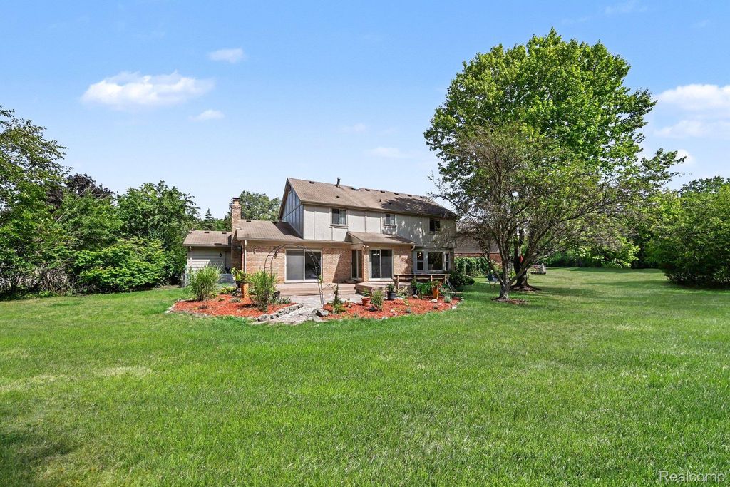 29579 Kings Pointe Ct, Farmington Hills