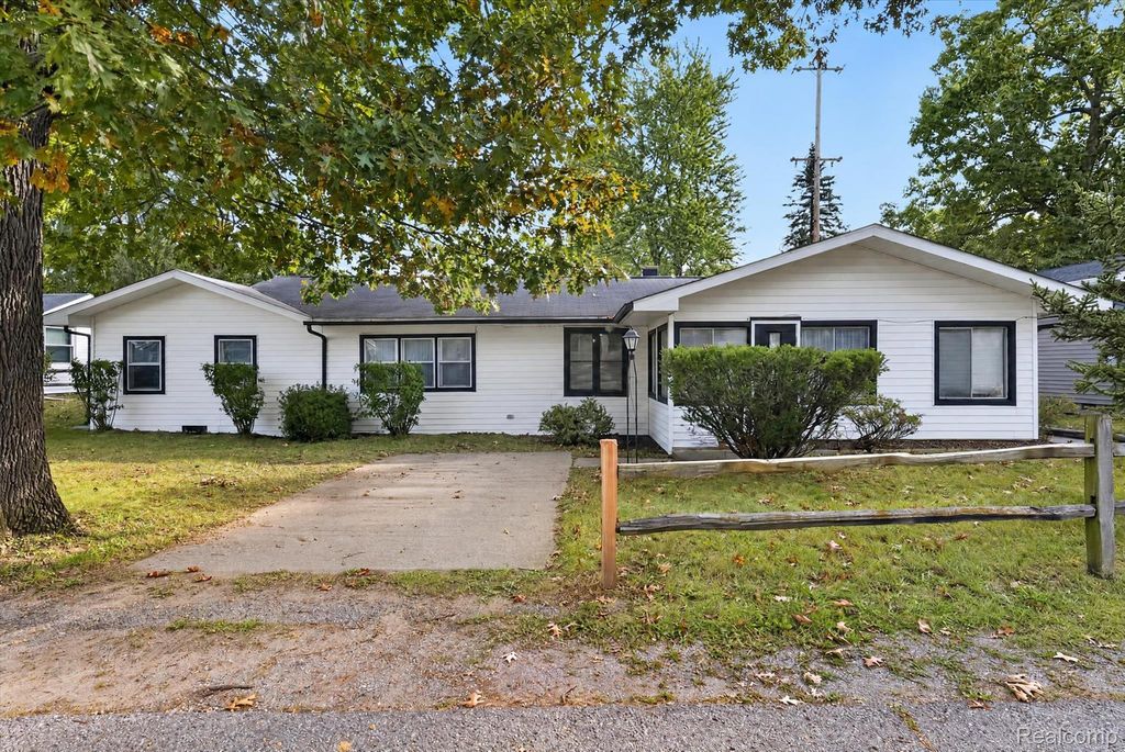 2929 Russell Ct, Clarklake