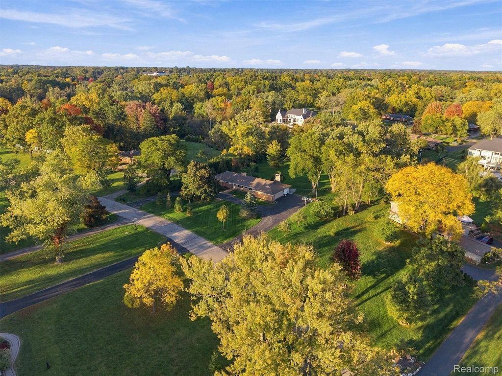 Charter Signing Icon 7393 E Greenwich Dr, Bloomfield charter township Property Listing: MLS ...