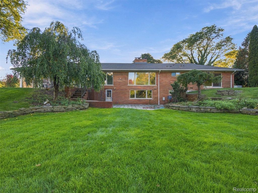 Charter Signing Icon 7393 E Greenwich Dr, Bloomfield charter township Property Listing: MLS ...