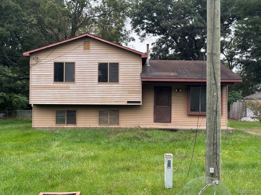 5705 Lake Grove Dr, White Lake charter township