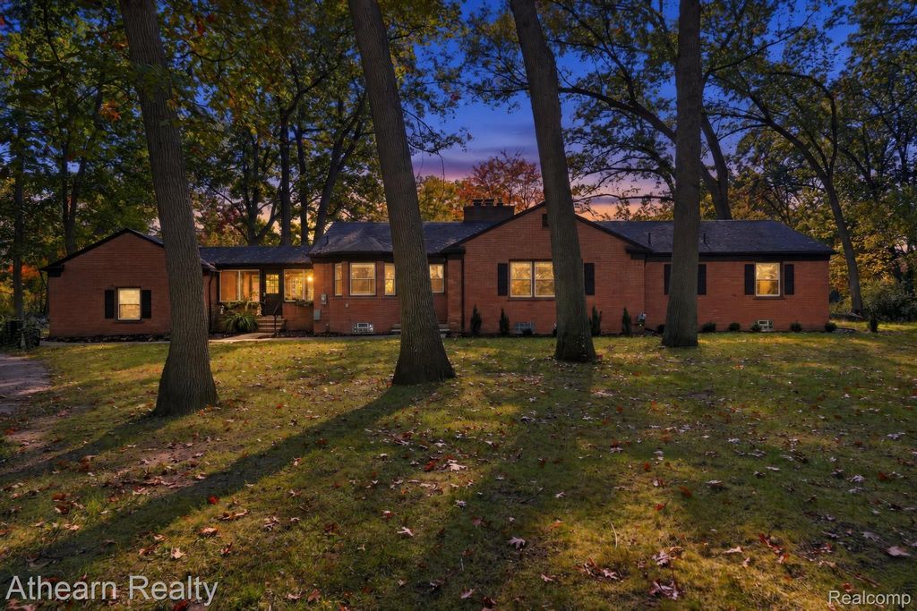 22340 Maplewood Dr, Southfield city