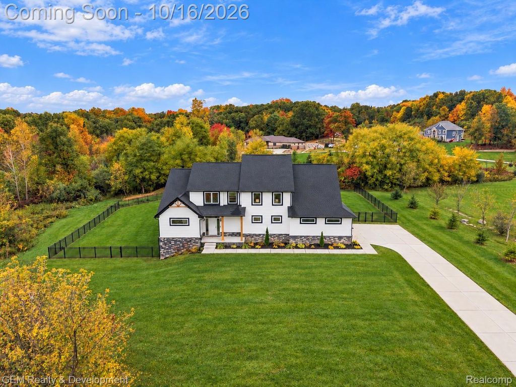 1295 Wind Valley Ln, Highland charter township
