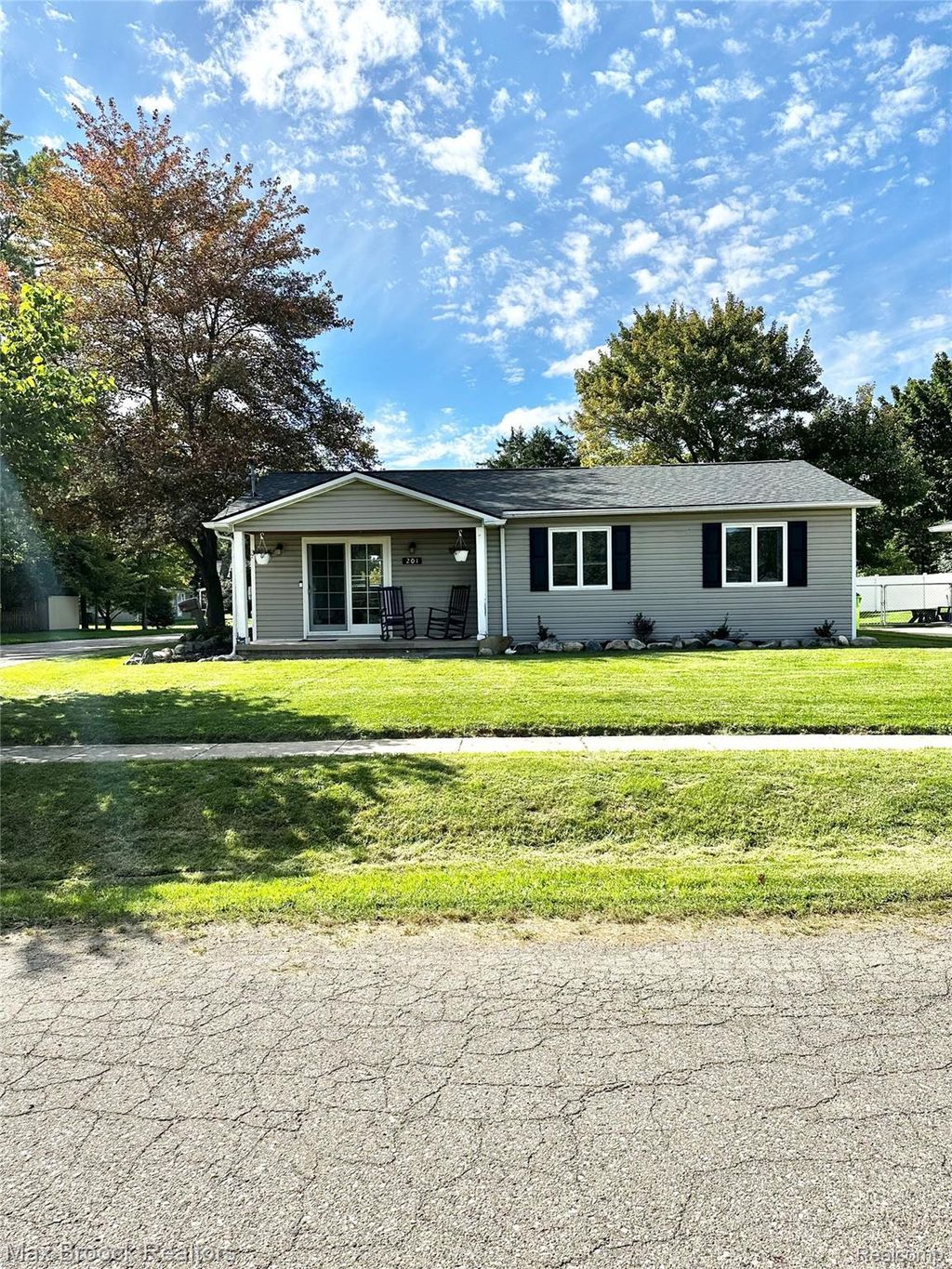 201 Bloomingdale St, Fenton city
