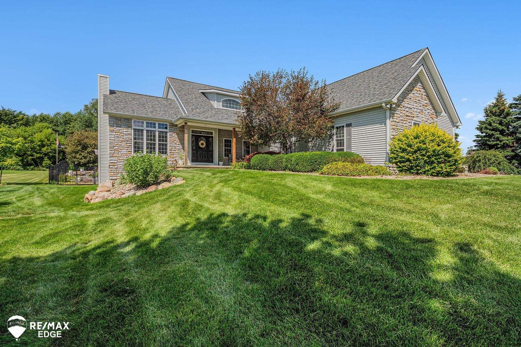 1077 Christine Dr, Mayfield township