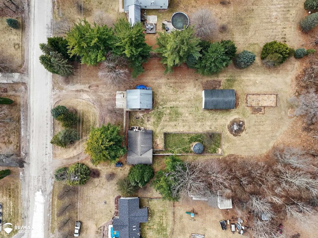 494 W Barnes Lake Rd, Deerfield township