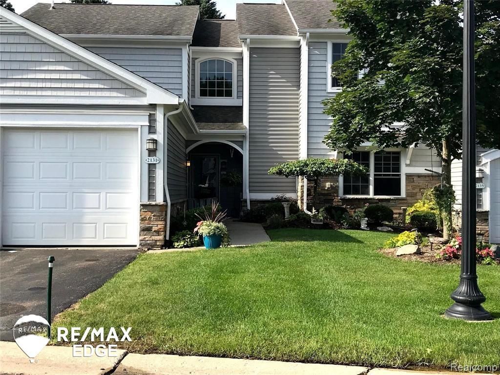 2131 Carriage Hill Cir, Lapeer