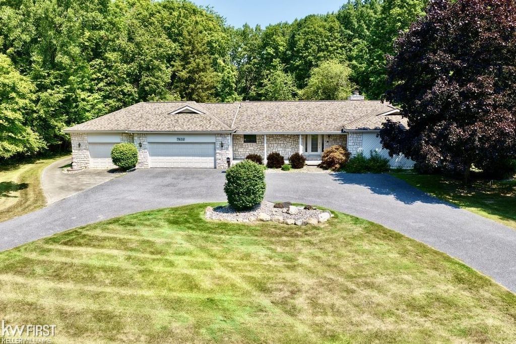 7432 River Rd, Flushing charter township