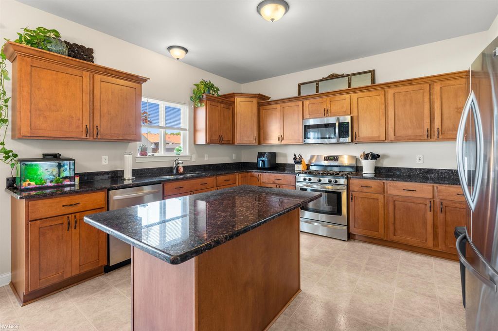 8101 Peninsula Cir, Grand Blanc