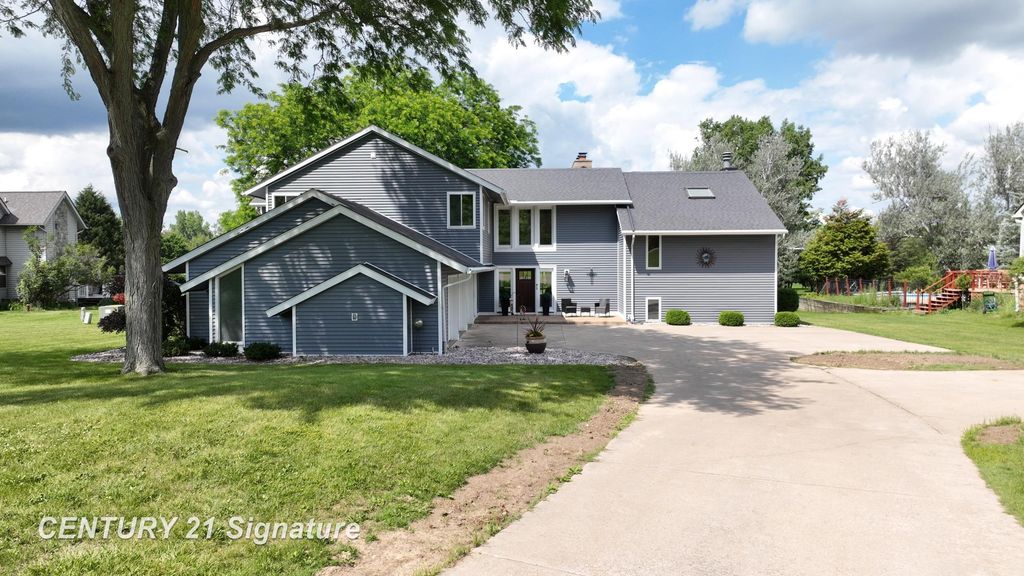 7492 River Rd, Flushing charter township