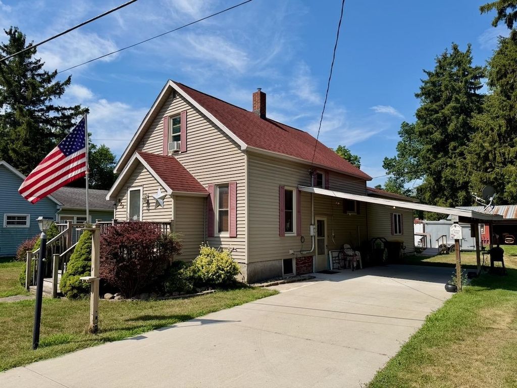 623 N Line St, Chesaning village