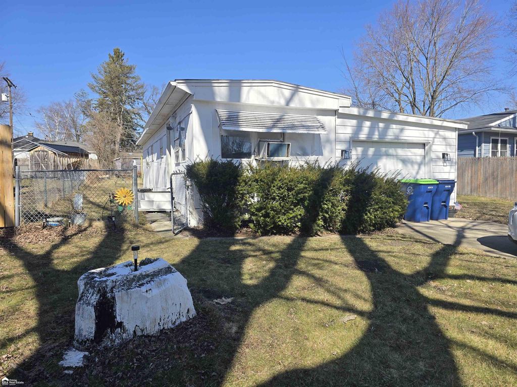 213 E Oak St, St. Charles village