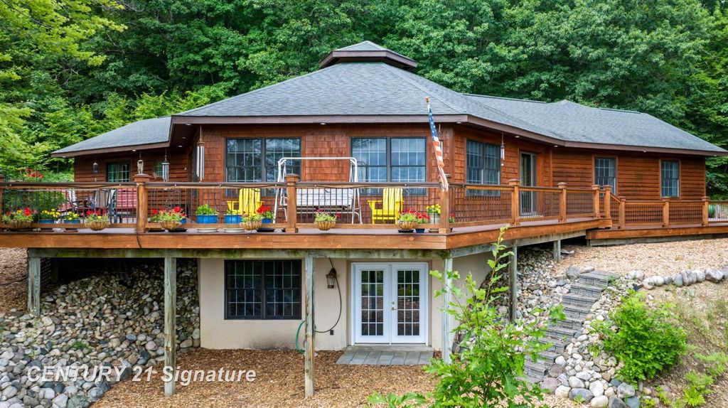 1454 Cedar River Dr, Bellaire village
