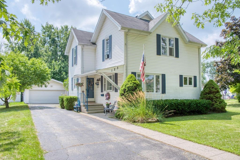 123 Floral Ave, St. Johns city
